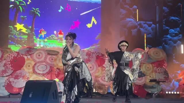 美依礼芽卡琳娜二次元提前过年 卡琳娜cos樱木花道在台下助力美依礼芽，这画面就像