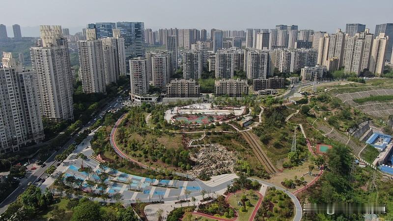老社区改造之后，才懂重庆普通人想要的幸福很简单
这两年不少老旧小区慢慢改造，楼道