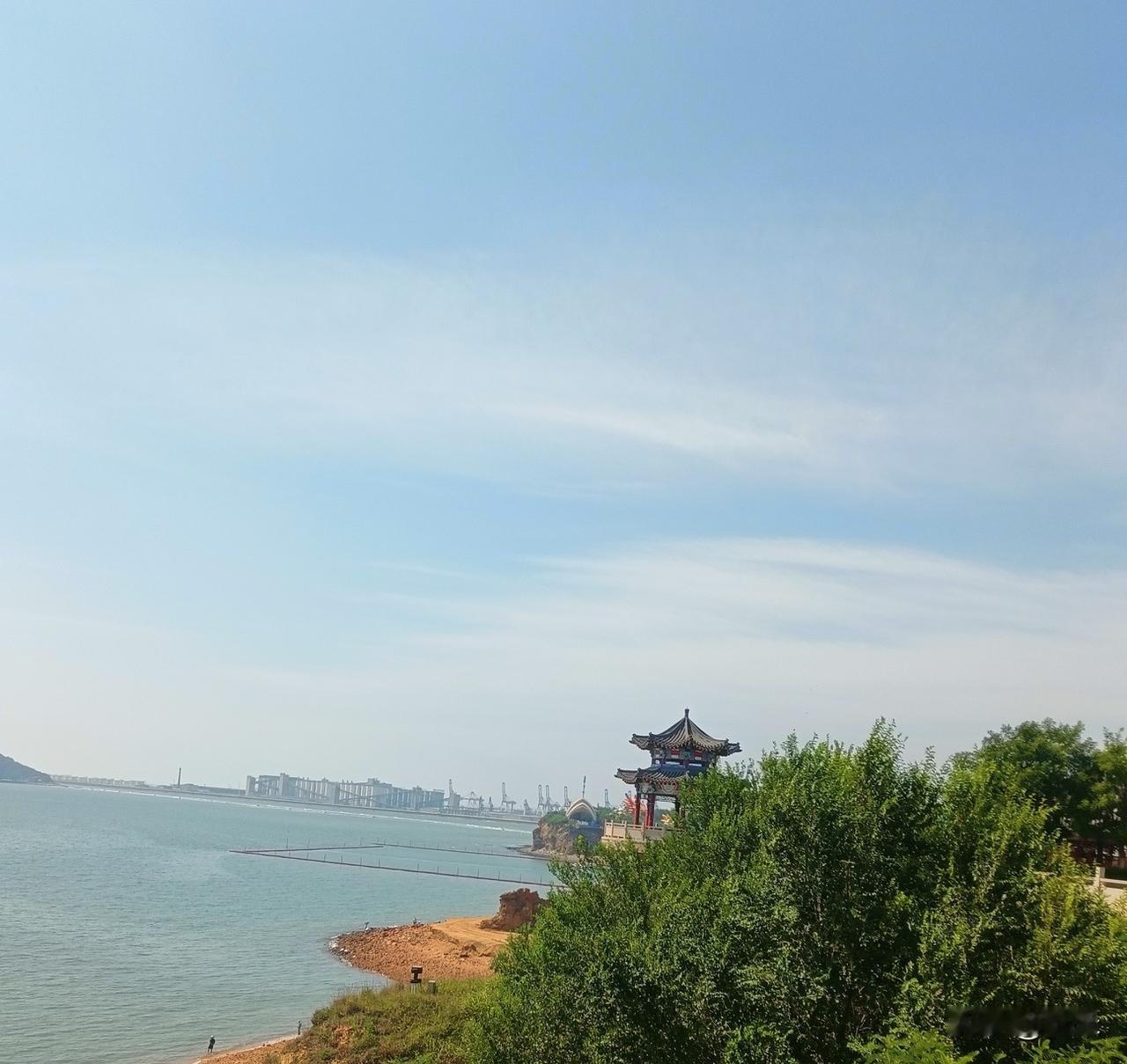送你一张天空的照片，上面还有大海、绿植和小凉亭，漂亮吧！