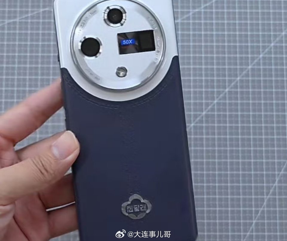 朝鲜人民的真旗舰手机其实没必要吐槽，大家都是这么一路走过来的。 ​​​