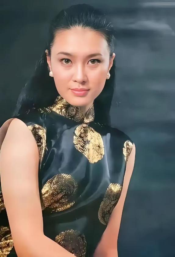 方舒她爸是文化部局级干部，她妈是中央音乐学院教授，她外祖父是民国东北军高级将领。