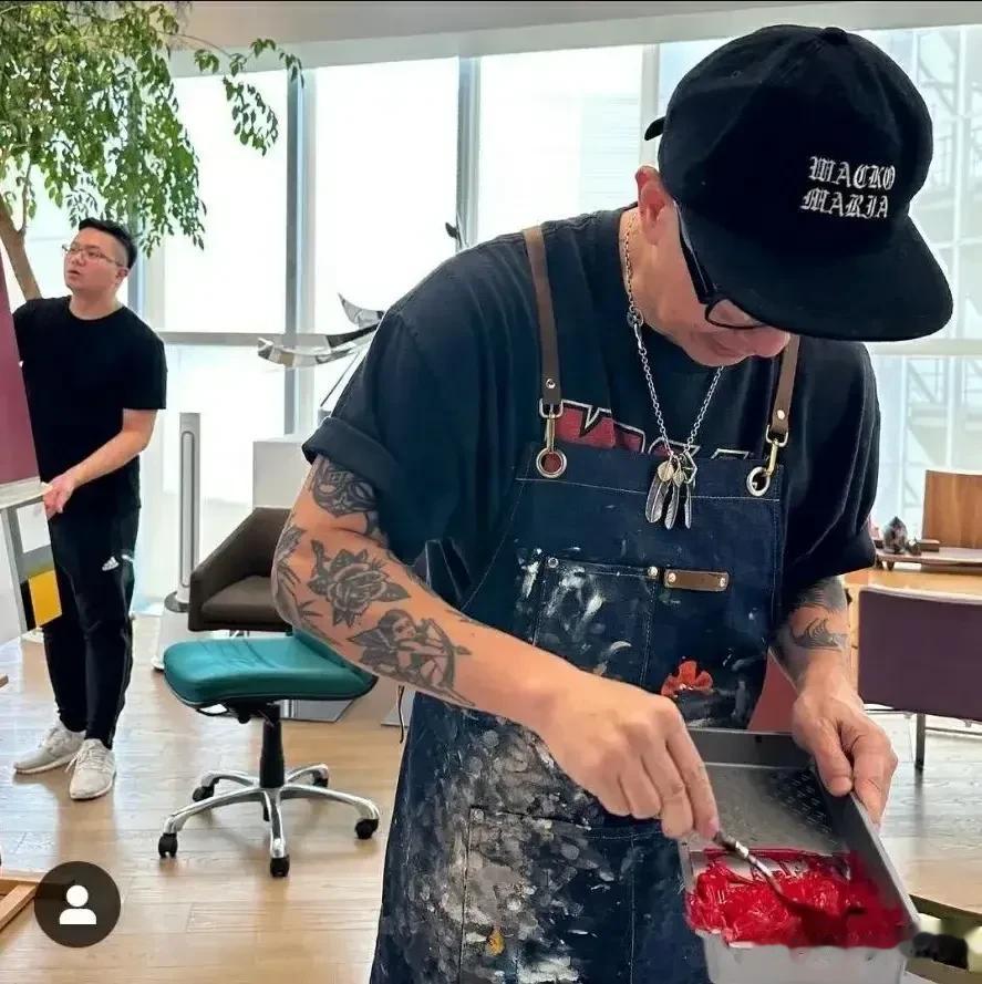 也难怪大Ｓ对具俊晔这么迷恋了，具俊晔非常阳光帅气，他有着立体的五官、深邃的眼神和