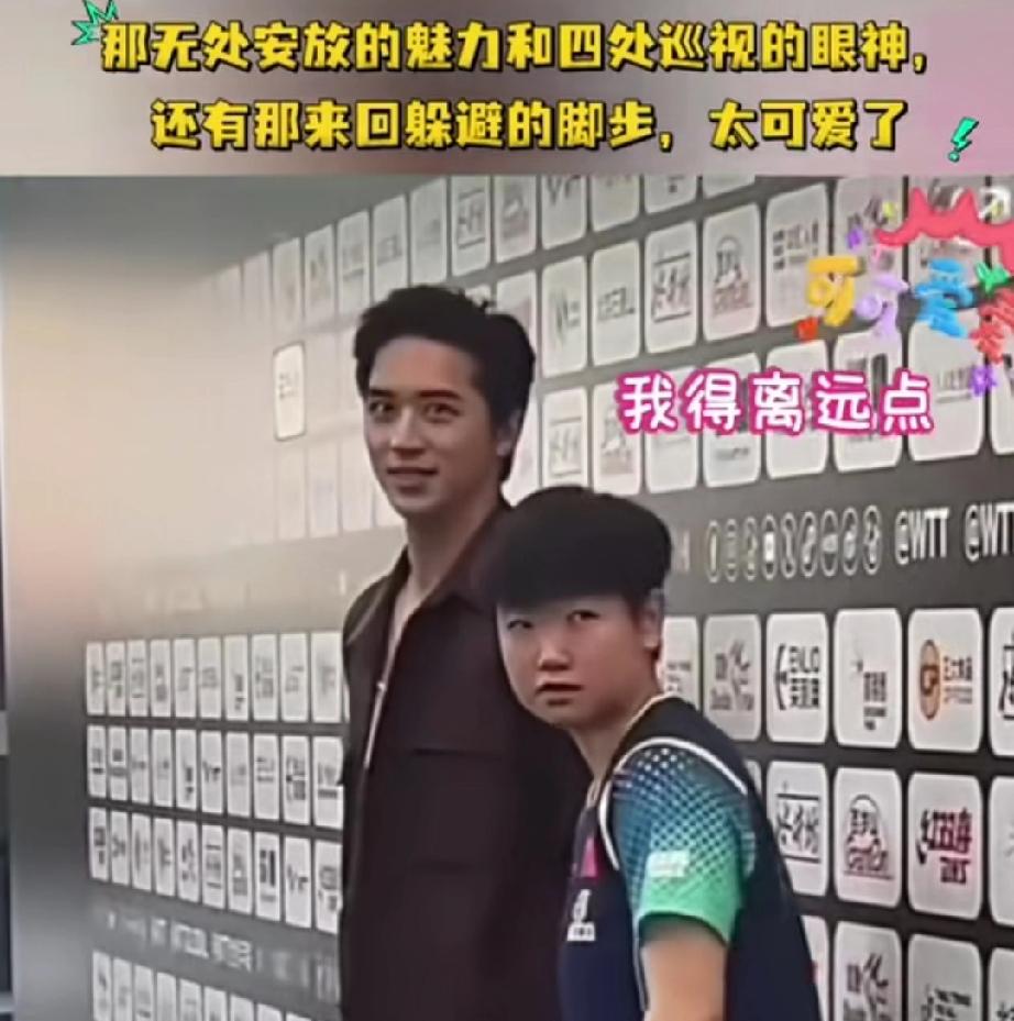 许魏洲站在莎莎旁边，莎莎的小动作不断。转头看看队友来了吗？再挪挪小碎步。
旁边许