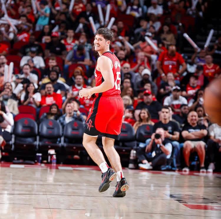 谢泼德接受采访表示，他新秀赛季需要时间适应NBA节奏，等待更大的角色来逐场积累信