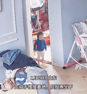 一岁多一点的女宝宝，她的演技已经达到了天花板。她为了让躺在床上的爸爸抱她，竟然玩