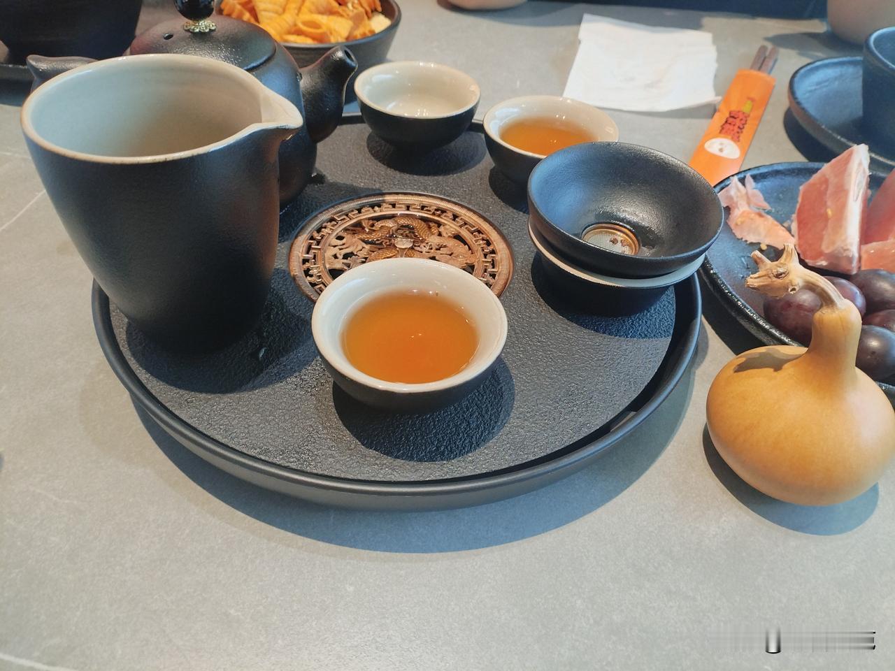 海拔高低有什么意义，云朵并不会掉下来
难道你在意爱情，它就会从天而降
我身处高处