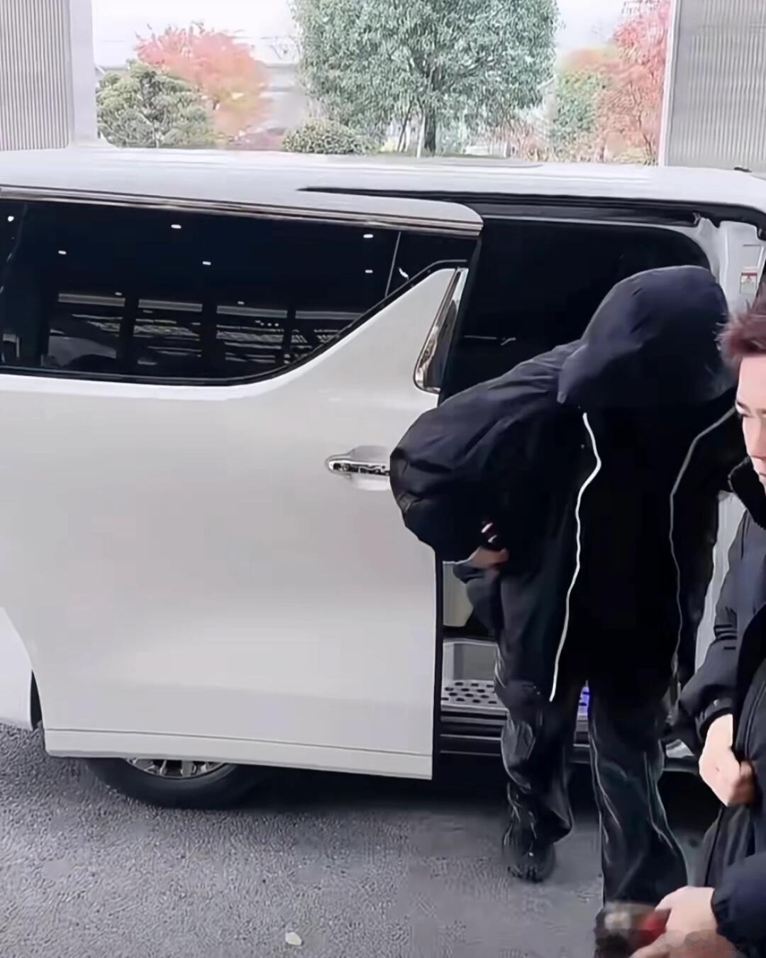 王鹤棣和丁禹兮竟然同一个航班😨作为虞书欣的两个男主，他们会不会暗暗较劲呢飞机上