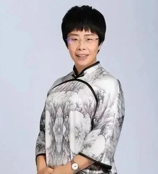 1975年1月出生，如今已经51岁，北大才女蒙曼的征婚条件可把全网惊到了。她父母