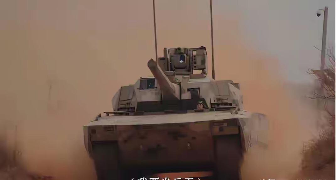 文章

昨天刷到一个训练视频，三名00后士兵戴着AR头盔，并排坐在坦克里。画面只