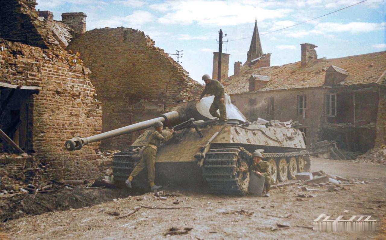 1944年8月10日
士兵们在勒普莱西-格里穆尔检查一辆被击毁的虎王坦克。
勒普