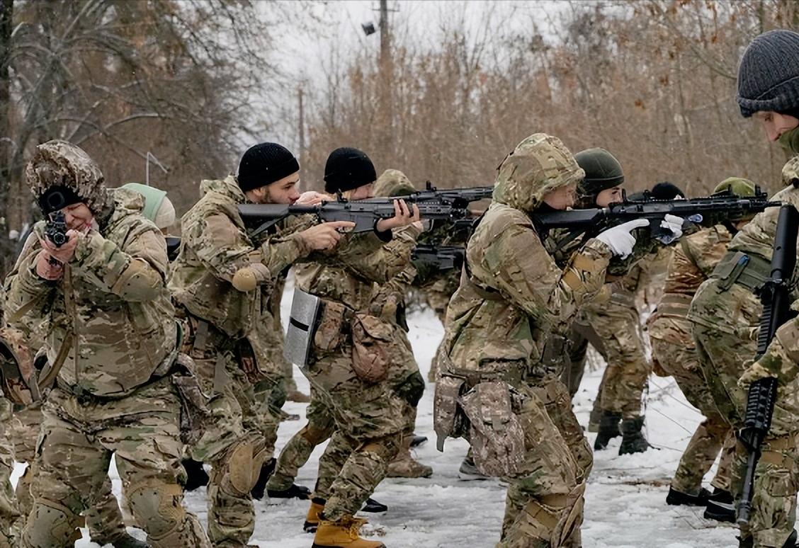 乌克兰突然扔出个重磅炸弹，乌克兰换了位年轻的国防部长34岁的米哈伊洛・费多罗夫，