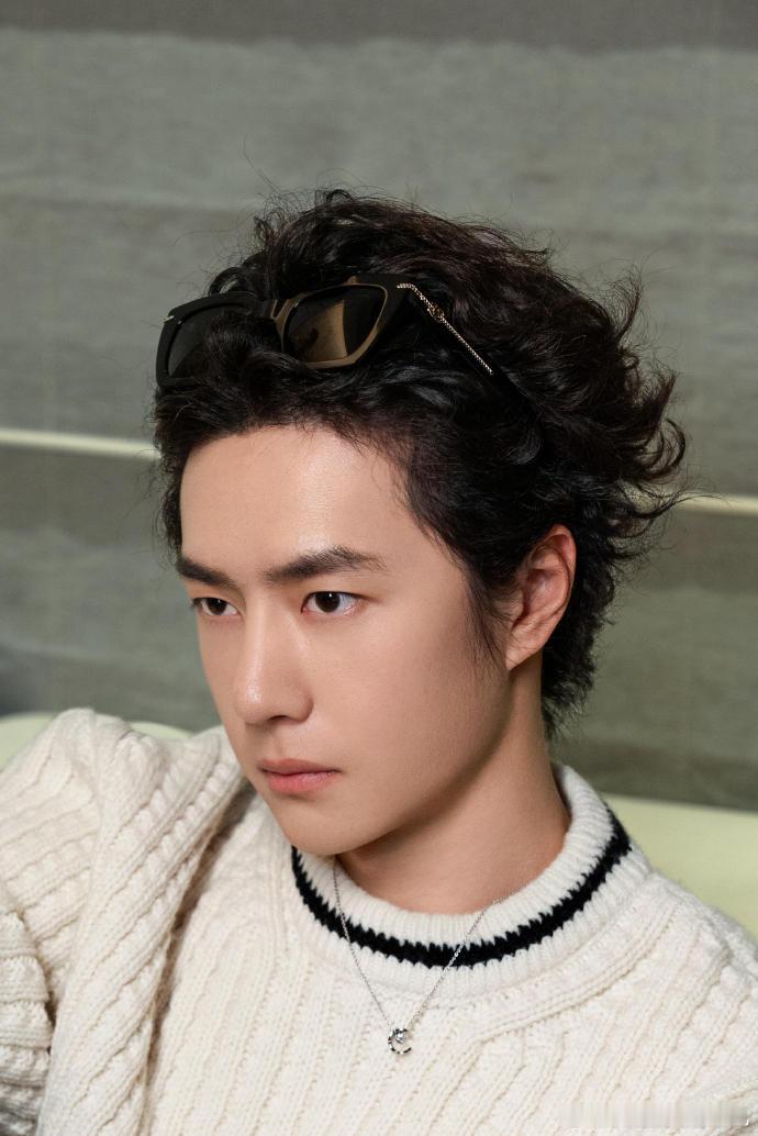 王一博白毛衣卷毛墨镜look王一博卷毛露额头 王一博卷毛露额头，王一博白毛衣卷毛