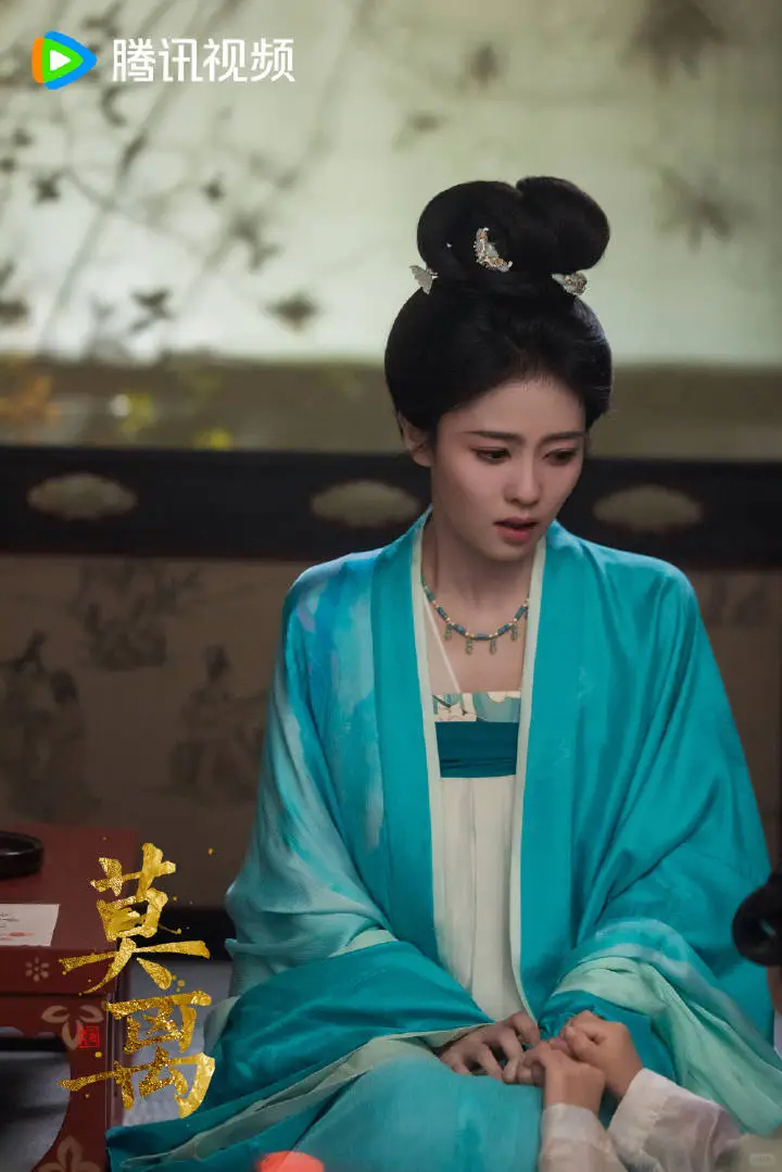 白鹿哭肿了白鹿 《莫离》32集叶璃梦境破碎，白鹿哭到眼睛肿了她说叶璃是很坚强也很