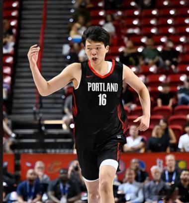 杨瀚森怎么从板凳末端打到NBA首发的？
之前连续三场得0分，五场都没进大名单，