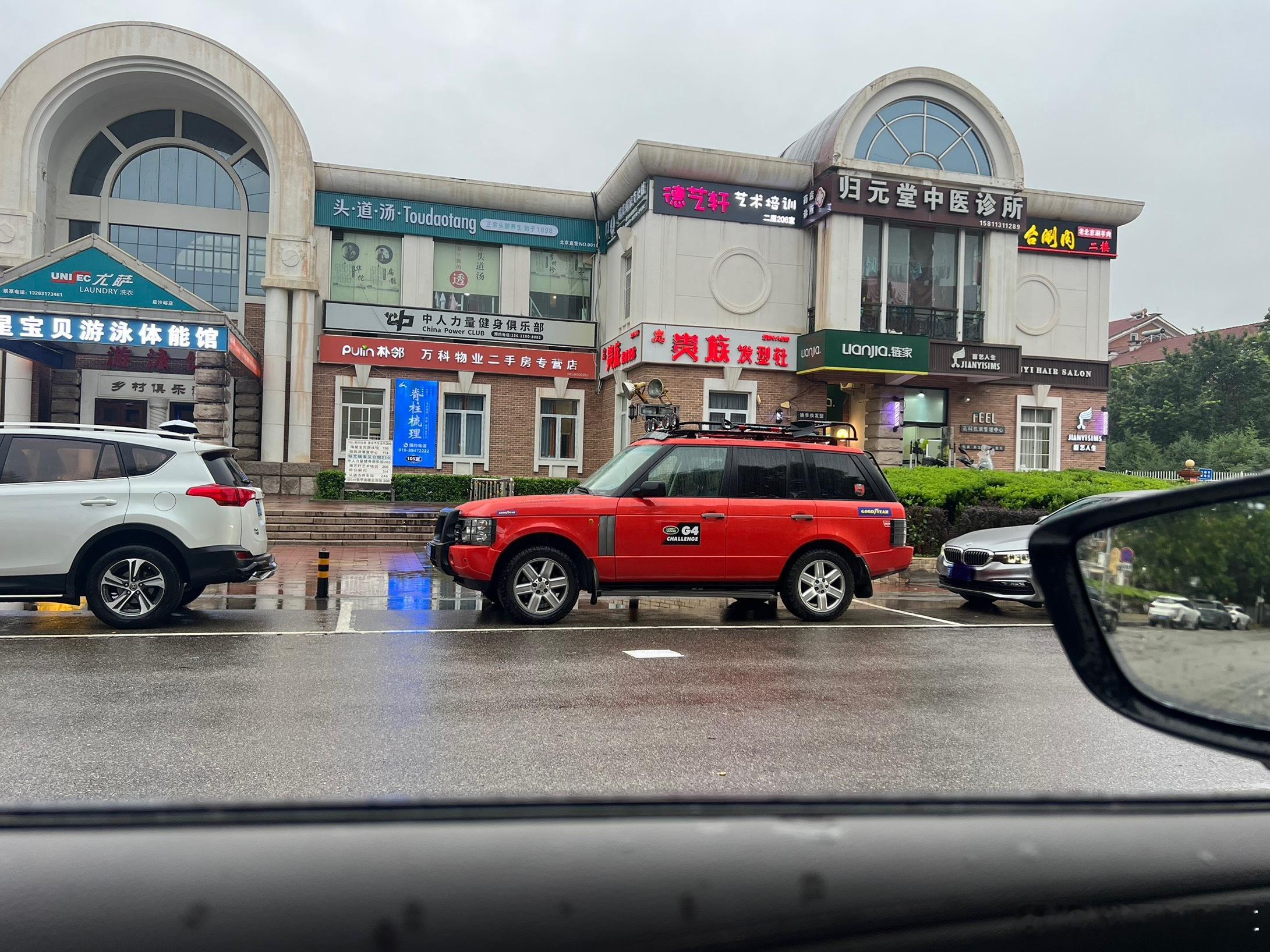 路遇一台G4挑战赛涂装的揽胜，相信大多数路人都不清楚这涂装代表着什么，但绝对会有