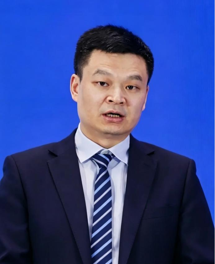 中国联通新任副总经理邱宝华的分工出炉，他分管的两个部门规模庞大。根据运营商财经网