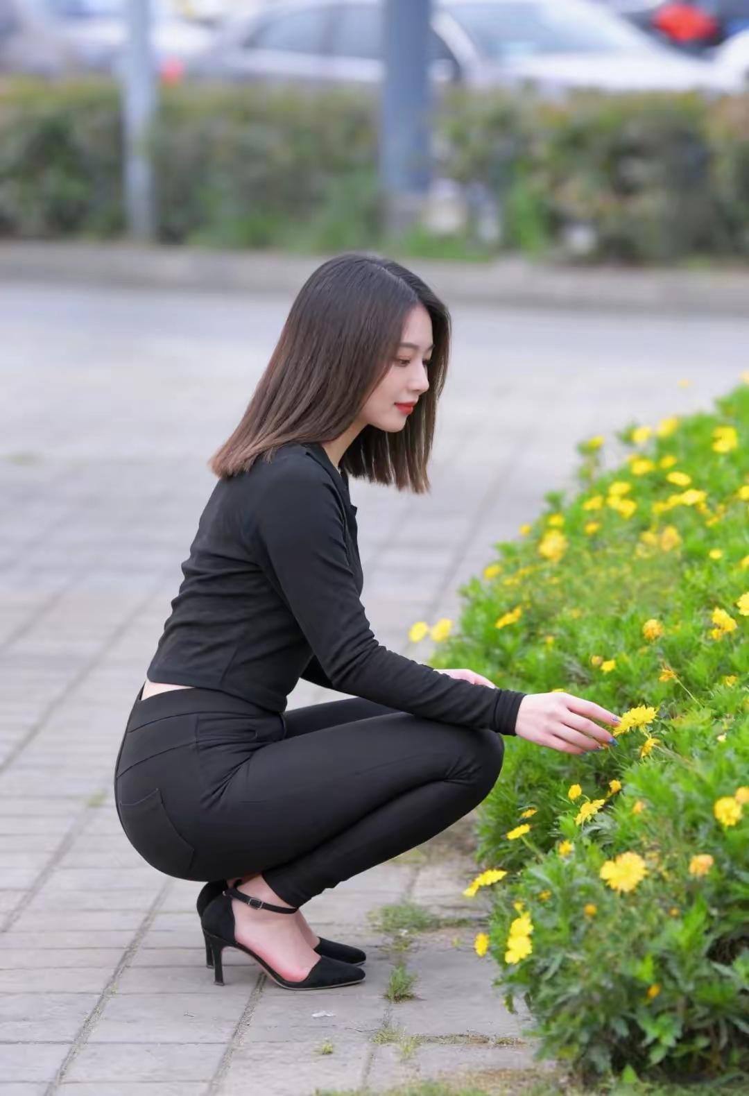 秋日穿搭，很色系黑色高领衫配黑色牛仔紧身裤，性感时尚，中短发的发型显得概念又不失