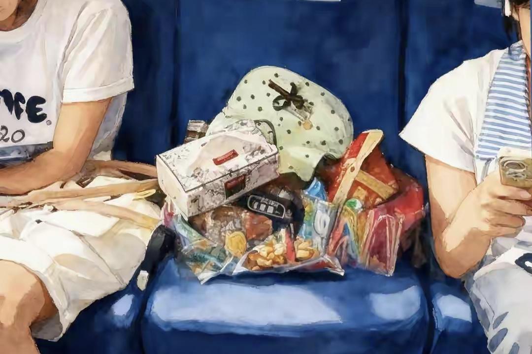 ✨2个人买三张火车票的争议✨

✦ 正常人都是1人买1张票，支持这两个小姑娘的人