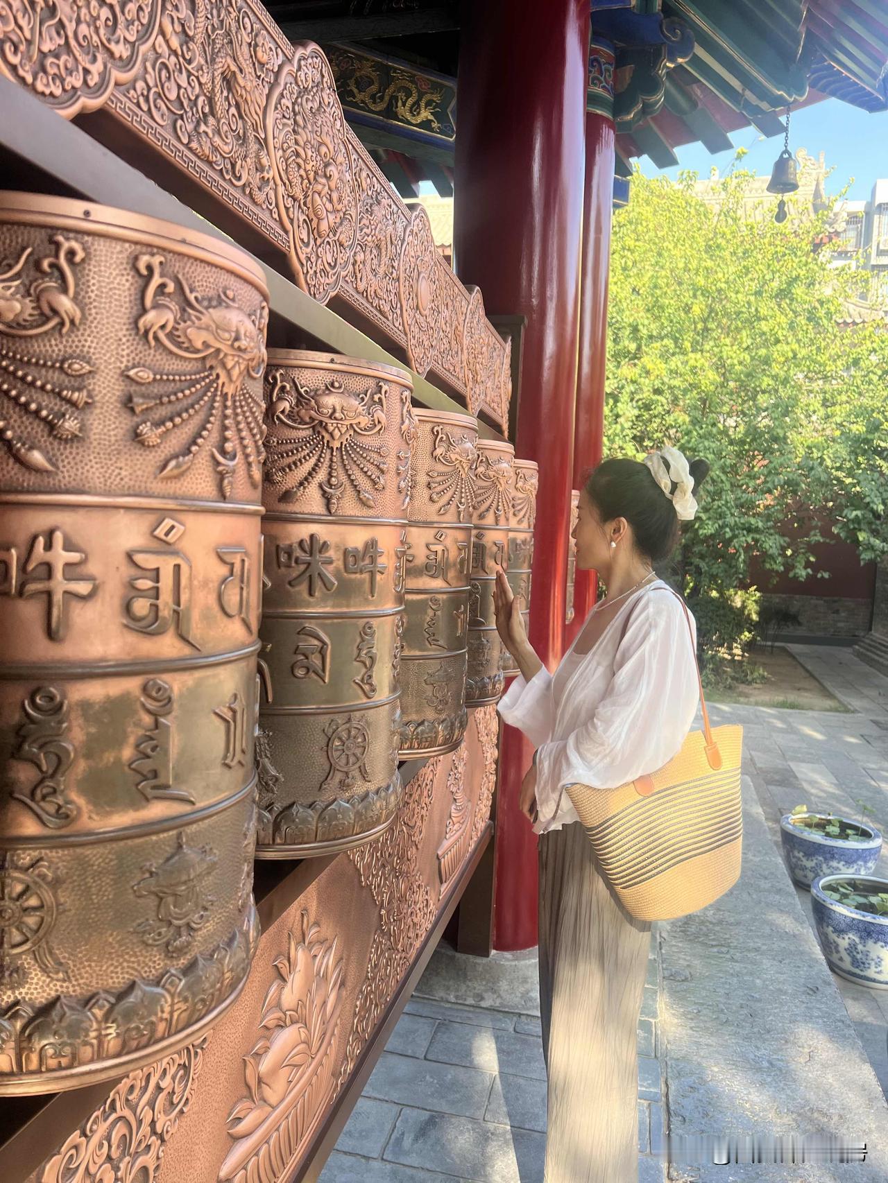周一广仁寺里人不多，也是月初第一天，求个平安吉祥，愿接下来的日子家人健康，万事顺