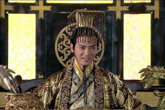 有一天，汉文帝坐车经过霸桥，突然有个老农民从路边冲出来，把皇帝的马吓惊了。卫兵们