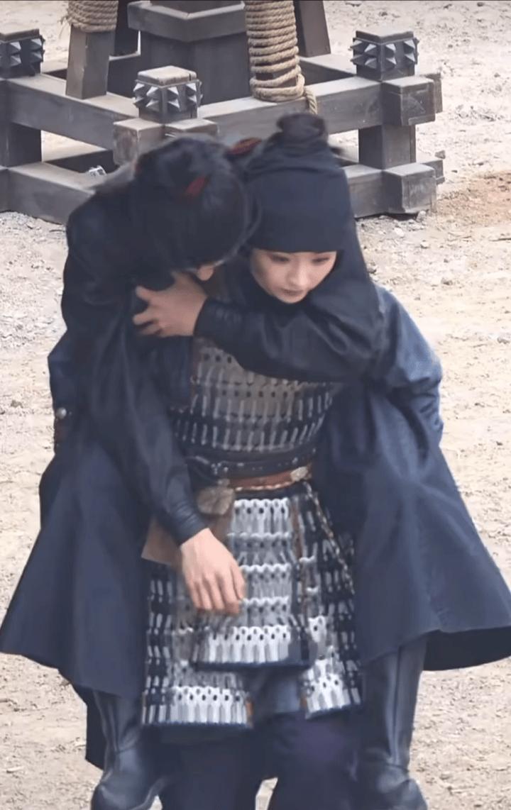 大力女孩田曦薇！天呐、、背的好轻松[笑cry]192的张凌赫说背就背。。。肌肉不