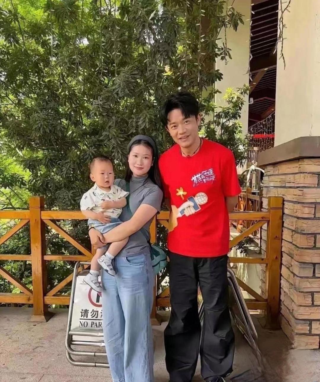 曾毅的老婆李娜，确实长的一般般