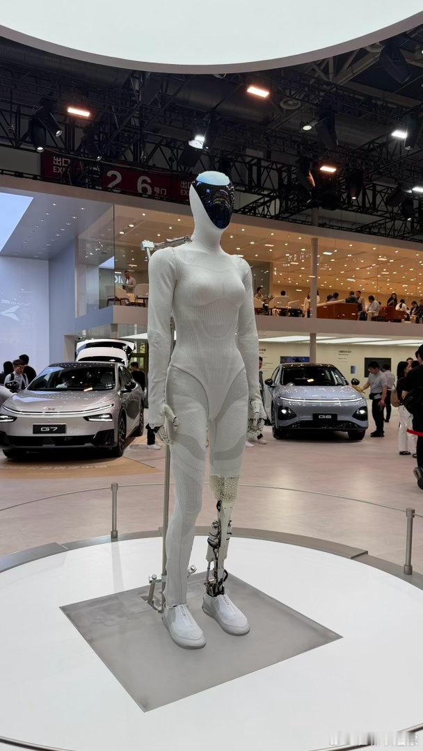 还记得那次悲情的“自证清白”剪裤子事件么？小鹏具身智能机器人这次也来到北京车展了