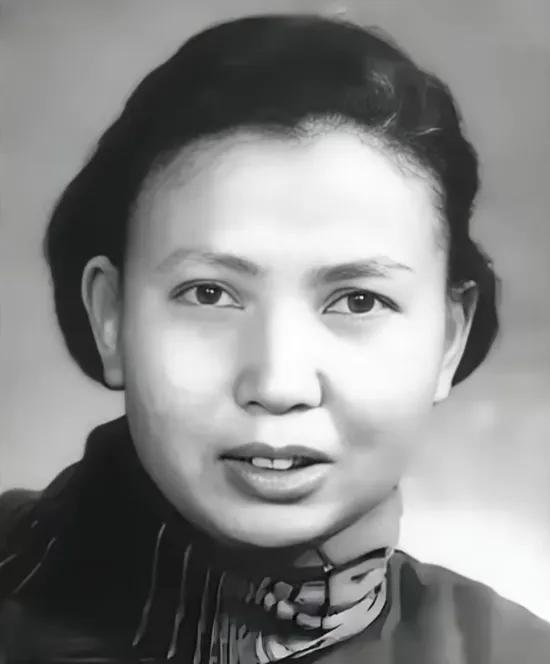 1941年，21岁的女战士莫林被活埋前，敌人竟突然问：“你认识莫林吗？”莫林一听