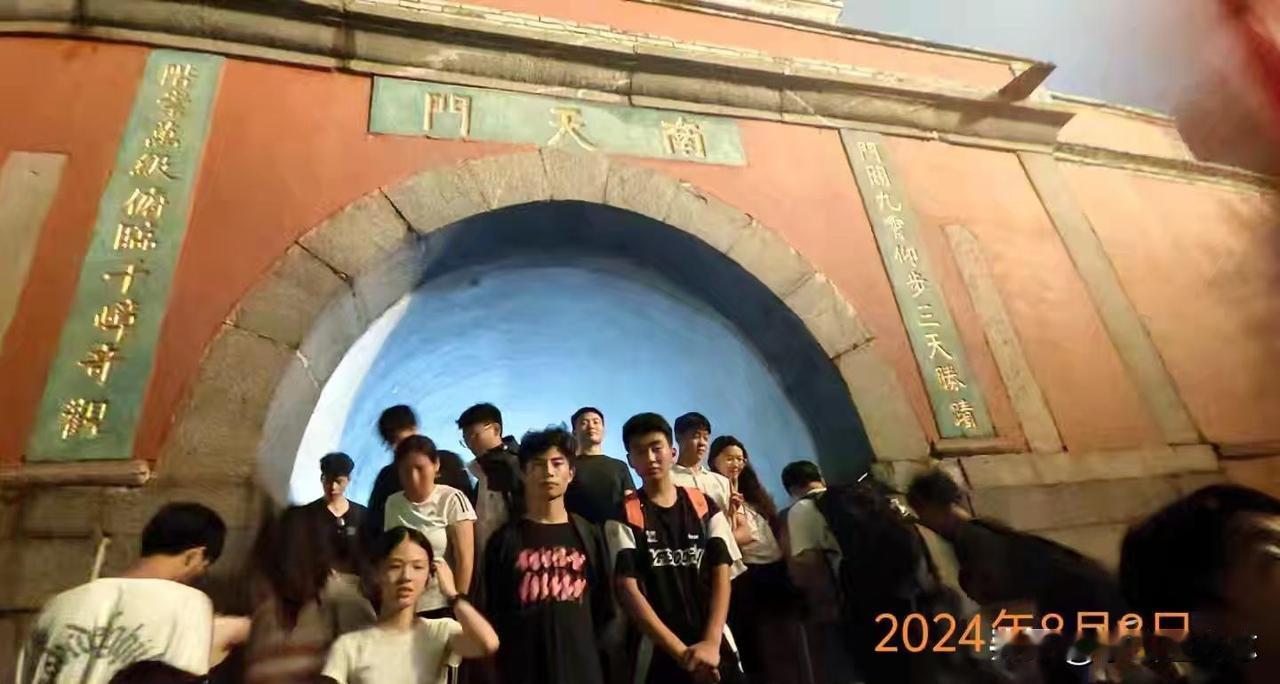 记不清太多 只记得我们一起去过许多城市 一起并肩战斗在绿茵场上 一起酩酊大醉在街