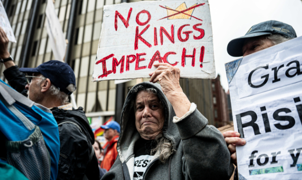 美国民众烦透了两党之争白宫经济顾问哈西特20日接受采访时说，美国联邦政府这波停摆