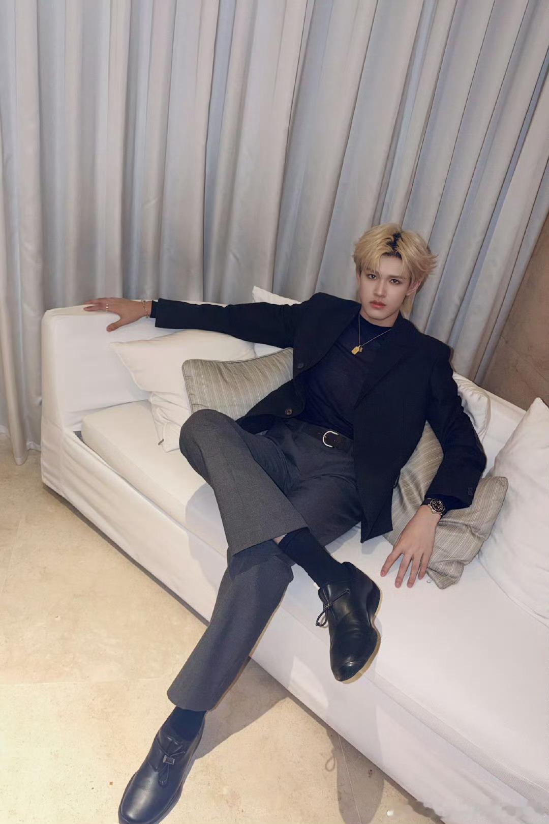 张极西装随拍完全是少年霸总 谁懂啊！张极的金发黑西装，既有少年的清爽又有霸总的凌