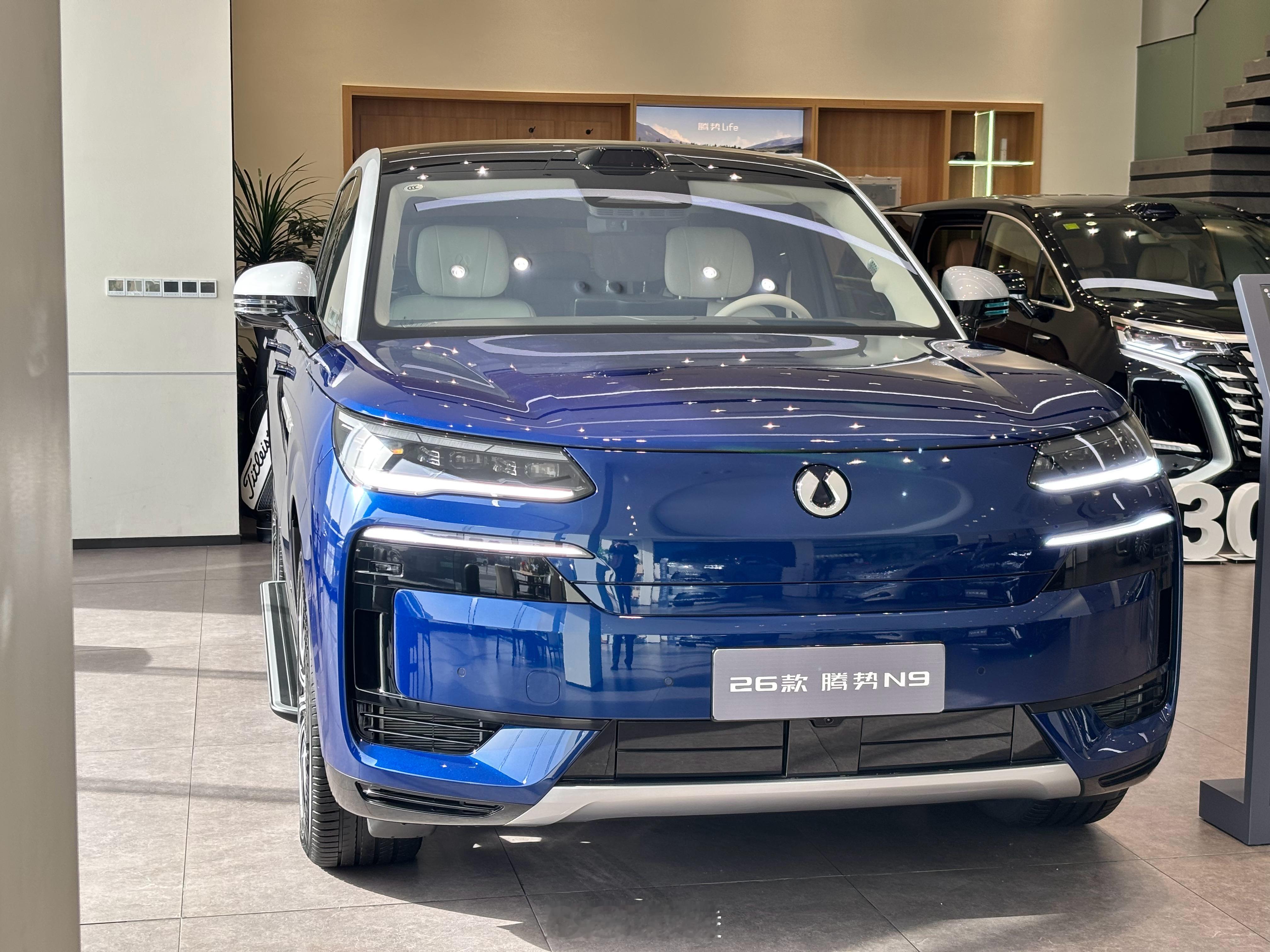 又来腾势体验中心了，竟然看到了一台白蓝配色的N9，够特别的 杭州