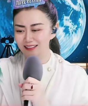 媛媛说自己早就见怪不怪了，不管谁骂她都不会动气，毕竟每个人的日子过得不一样，个人