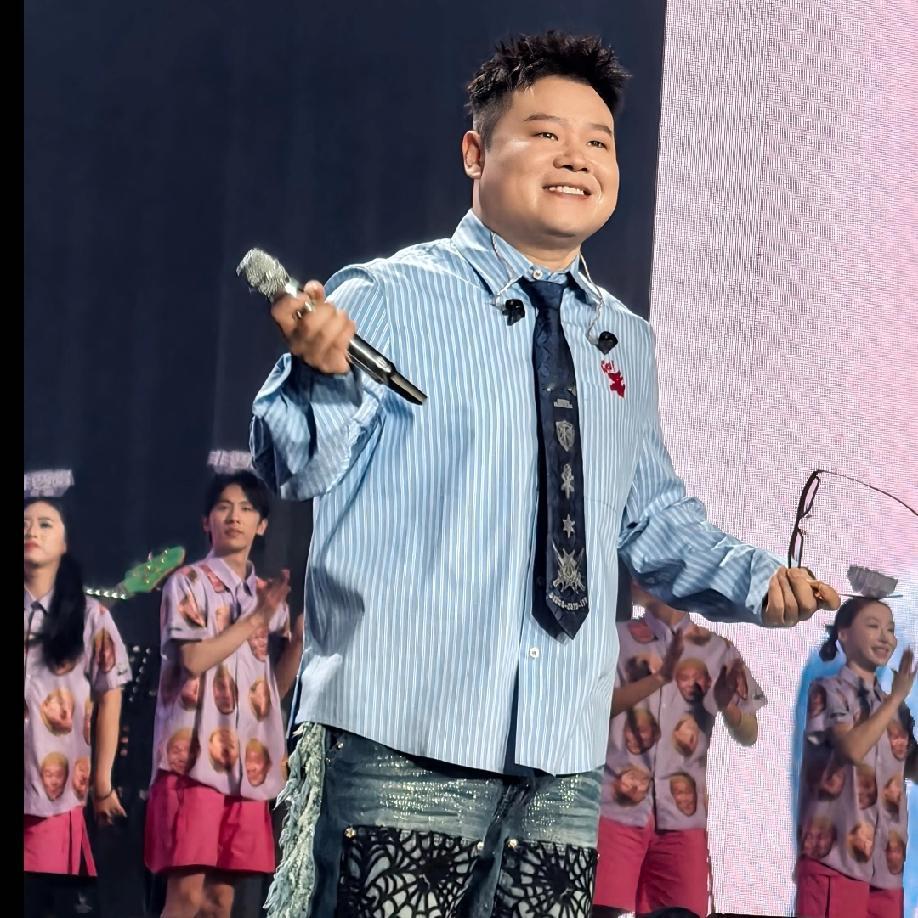 今晚不止郭德纲睡不着
就连岳云鹏也会睡不着吧！
不是因为他实现了自己的梦想，而是