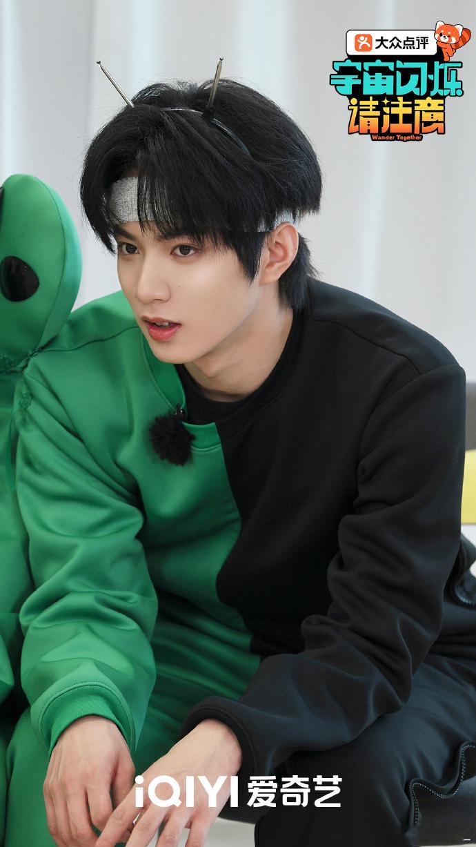 黄子韬一分钟连夸三次刘耀文刘耀文这素颜起床状态绝了！鸡窝头依旧俊朗，黄子韬狂夸，