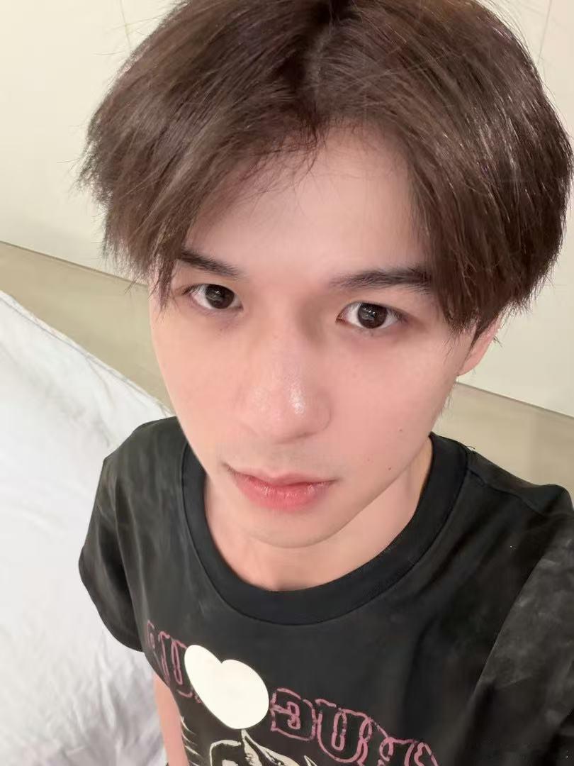 何浩楠新歌晚安 满满的少年氛围感扑面而来，把藏在心底没说出口的情绪都写进歌里，夜