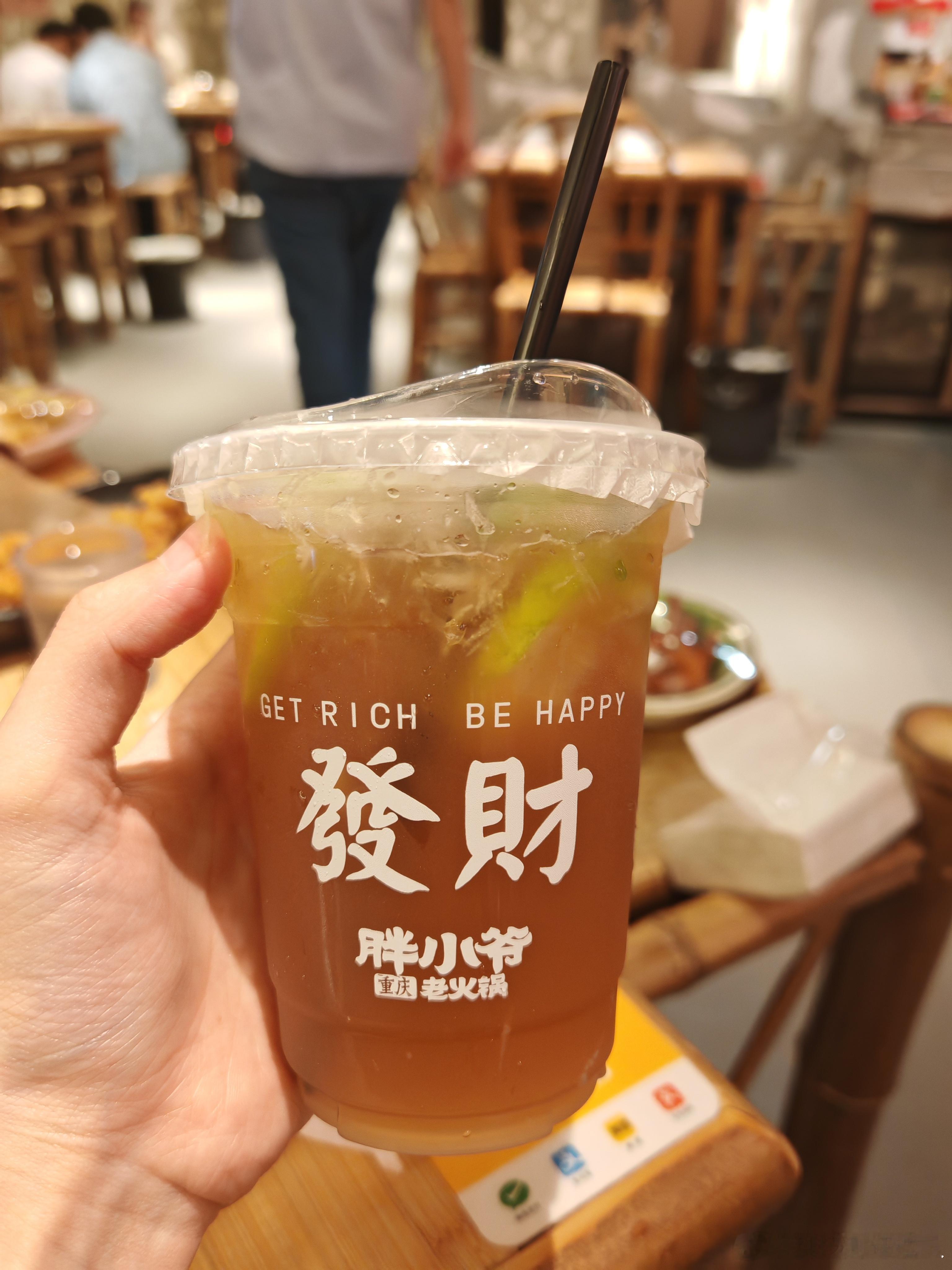 #奶茶价格集体跳水#跳水了吗？一杯柠檬茶15块，奶茶16-20左右，这价格也没变