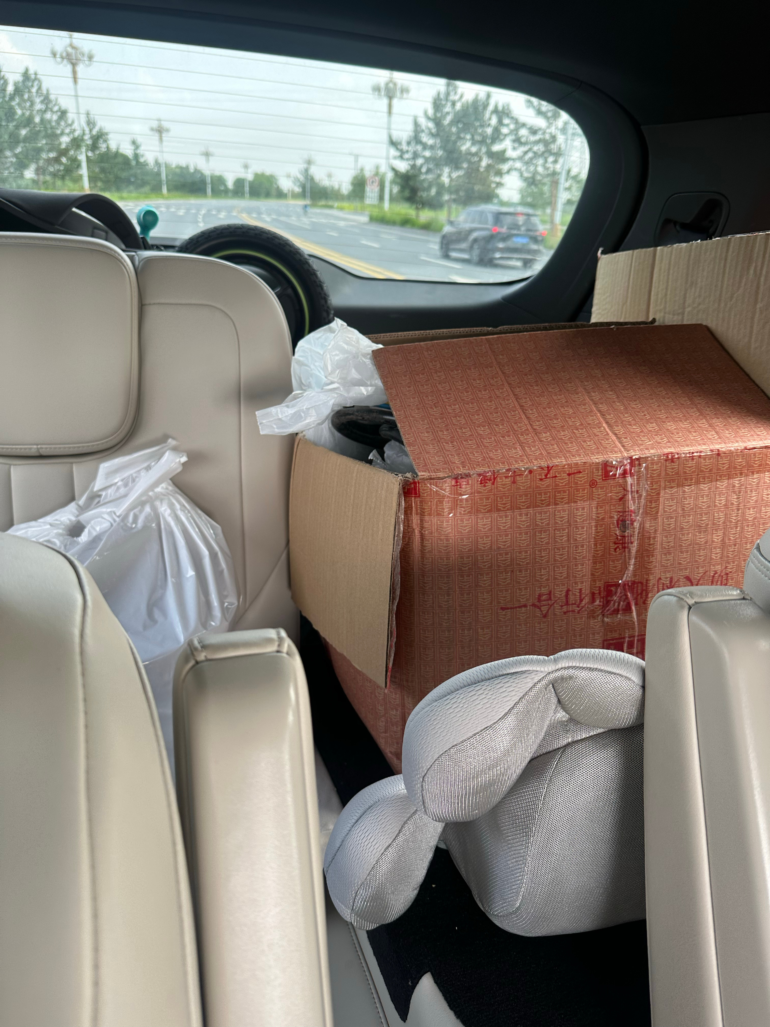你可以坐我平时拉小孩的车，但不能突然坐