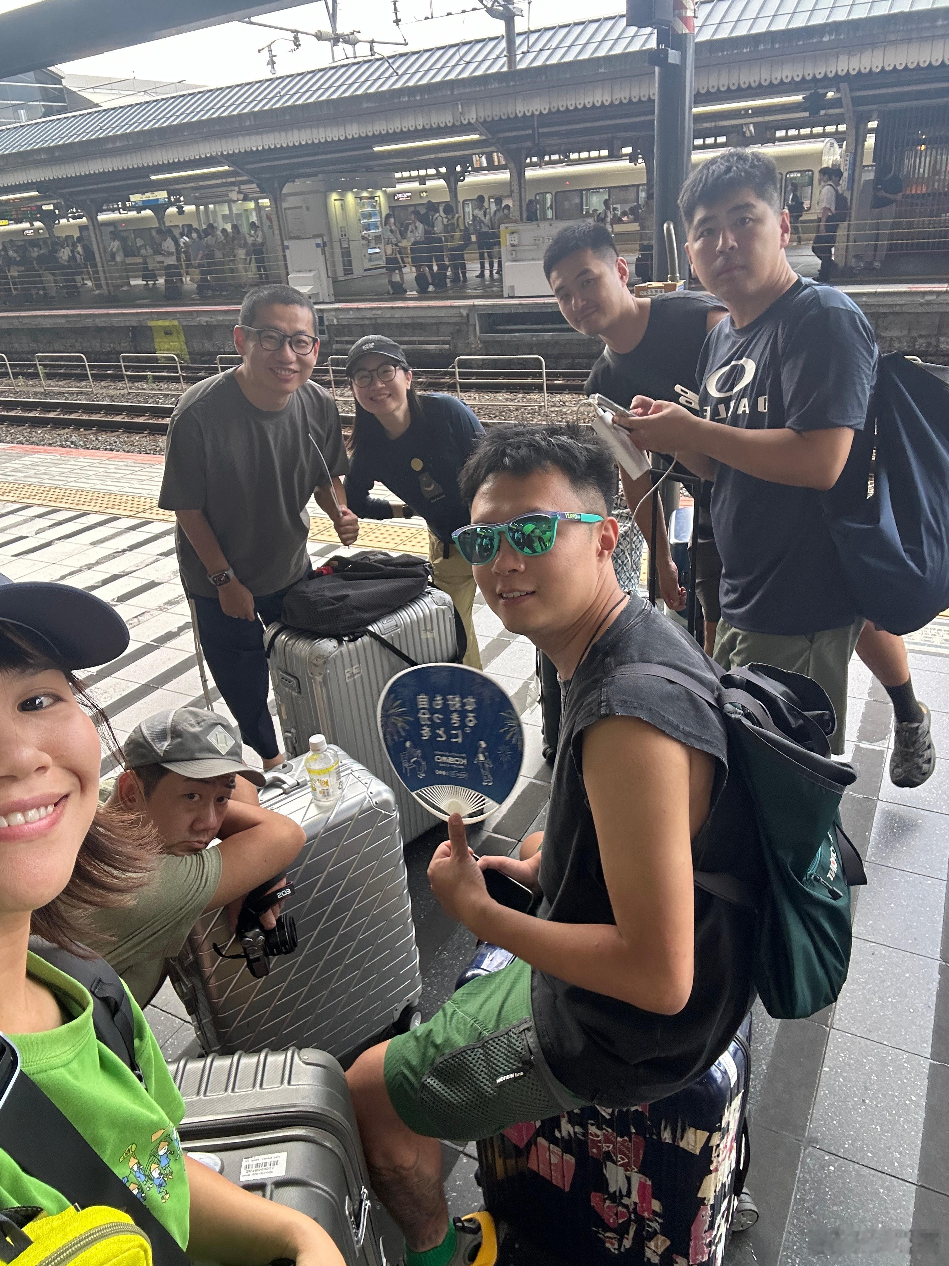 大家手上的事都停一停，来恭喜这群中年人开始过暑假咯！（图1是拍哒）  ​​​