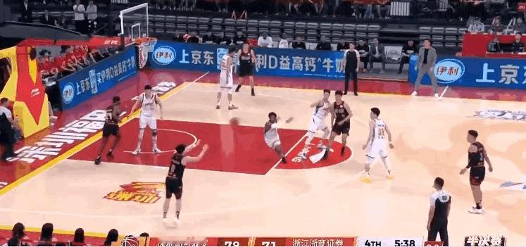 容子峰是今天深圳男篮获胜的大功臣之一，他的末节投射给了球队极大的帮助。深圳男篮v