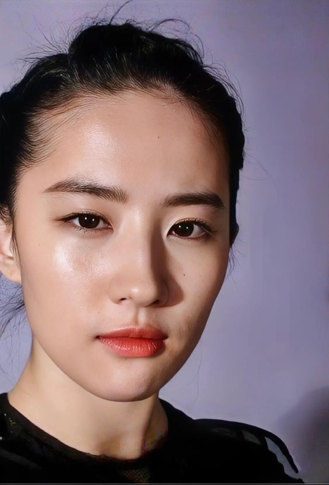 她居然不长皱纹，也不垮脸……真的是老天赏饭吃， 简直是白玉羊脂啊，宇宙第一☝️ 