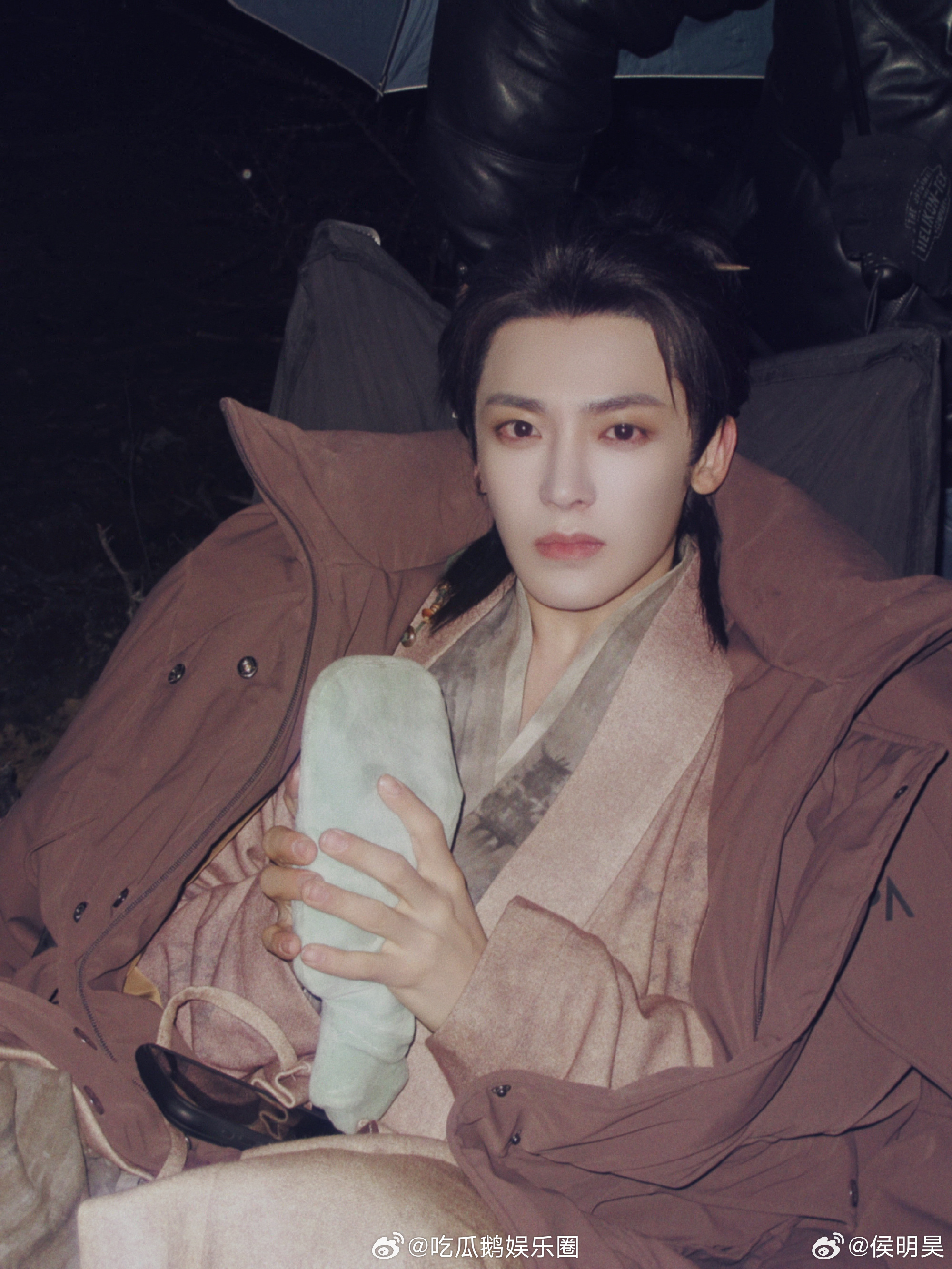 侯明昊含泪吐血戏侯明昊哭戏给到夯看完侯明昊的含泪吐血戏直接破防，隐忍落泪混着血迹