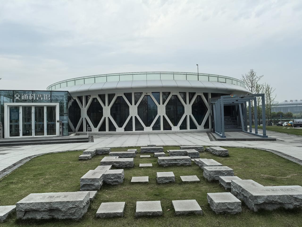 4月10日行至宜昌。
住宿选择了宜昌东站附近的朴素酒店，安顿好后，时间还算宽裕，