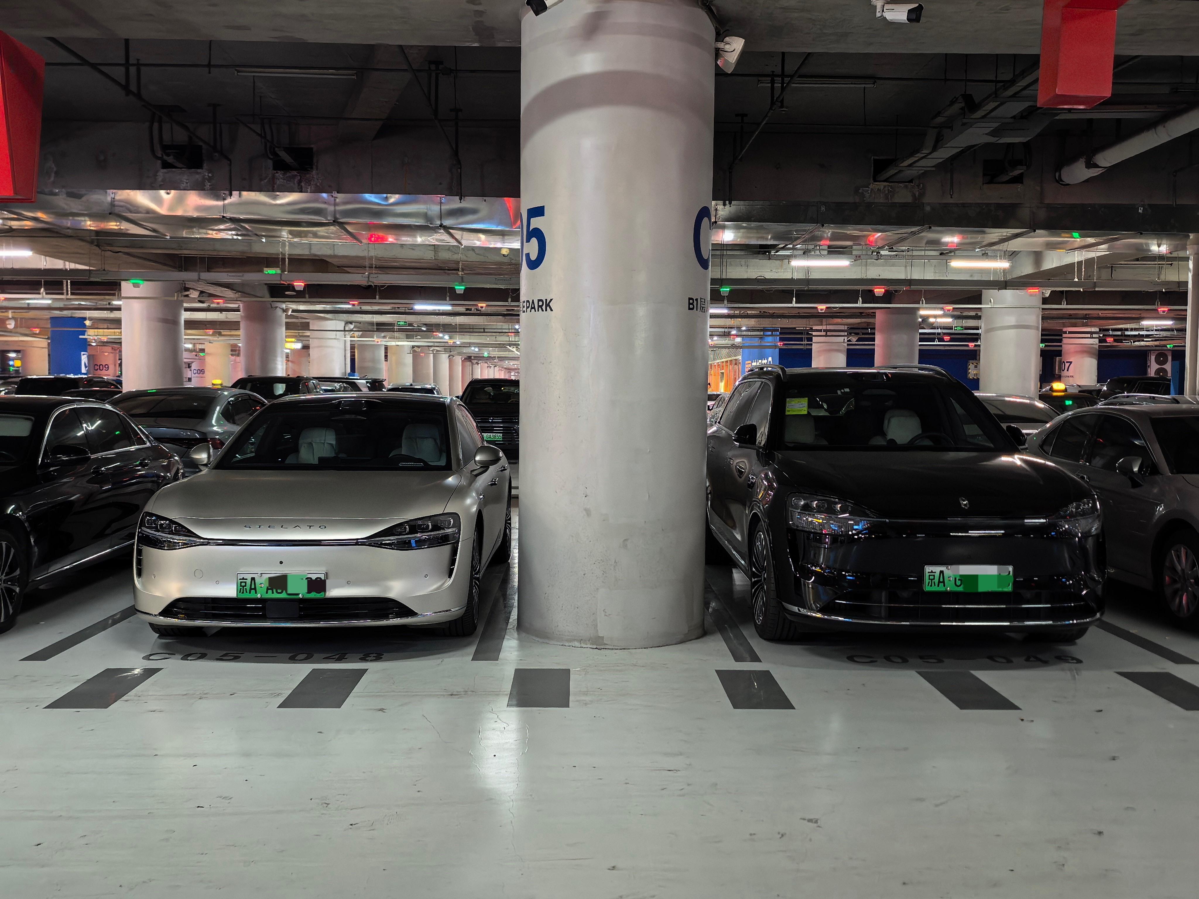 停车场偶遇的问界M9 果然老司机停车都很照顾别人