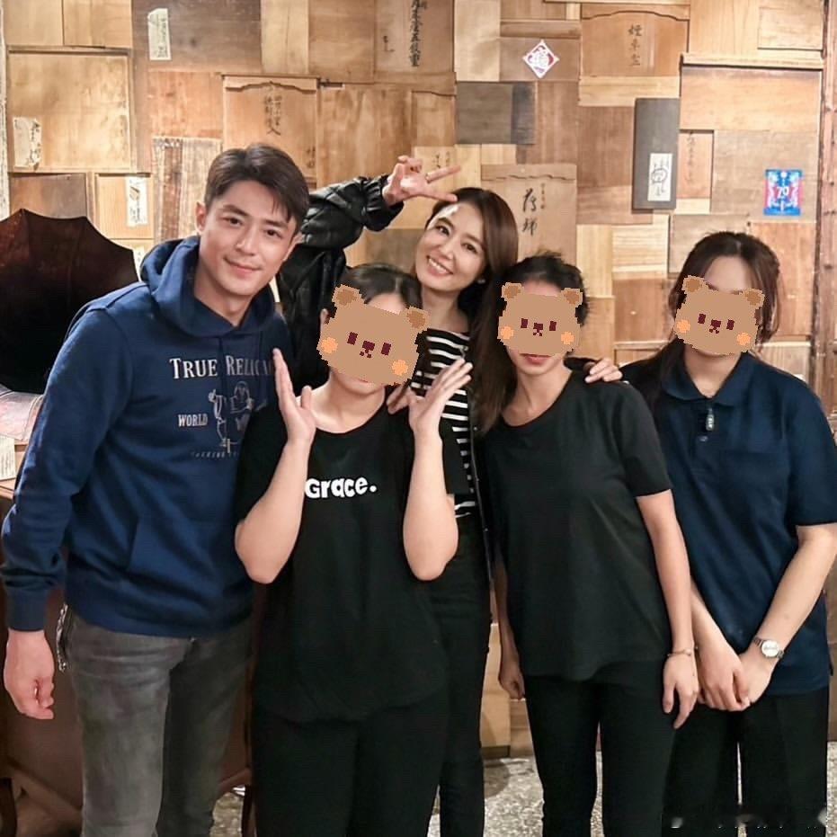 餐厅偶遇霍建华林心如网友餐厅偶遇霍建华林心如网友餐厅偶遇霍建华林心如，霍建华穿休