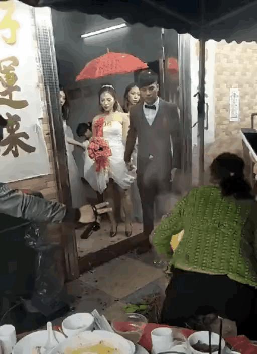 太搞笑了

新娘面对火盆里的熊熊烈火

进退两难

跨吧

怕烧着婚纱和大腿
