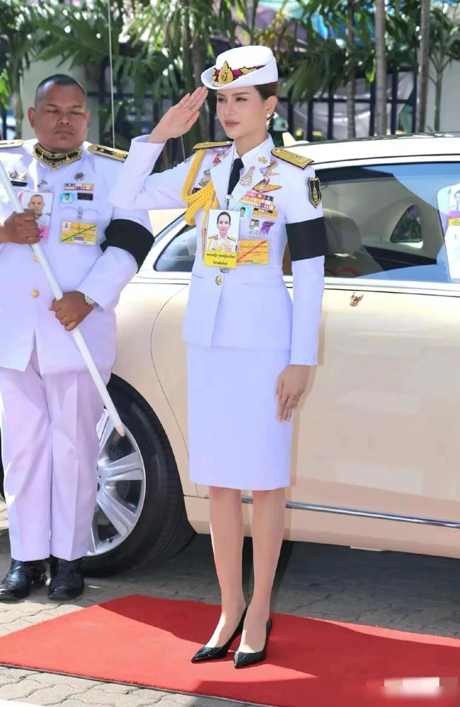 泰王后宫，哪有什么宠妃。只有工具。欧拉弄的起落，你以为是宫斗？你错了，这是泰王亲