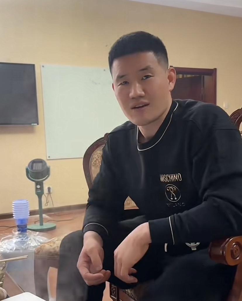 嘎子也太把自己当盘菜了，飘的已经不知天高地厚了，所以他被封杀是迟早的事儿。
现在