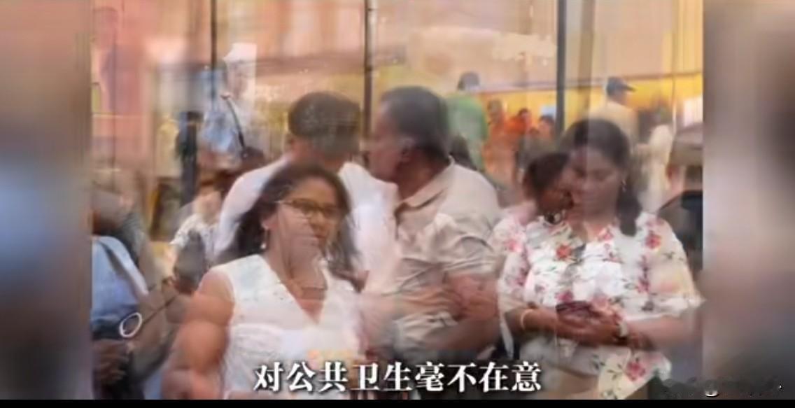 小心黄浦江变成小恒河！大量印度人涌入上海外滩，成群结队，席地而坐，他们到处乱丢垃
