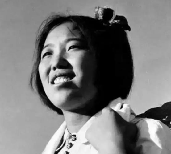 1969年，女知青廖晓东不顾反对，嫁给三辈贫农的民兵连长。谁知新婚夜，她只是劝说